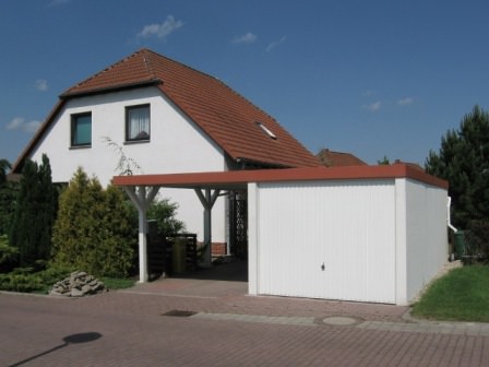 Fertiggaragen mit Anbaucarport aus Stahl